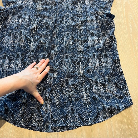 Joie Snakeskin Silk Blouse Shirt Women’s Small Blue Short Sleeve Button Down - Picture 5 of 11